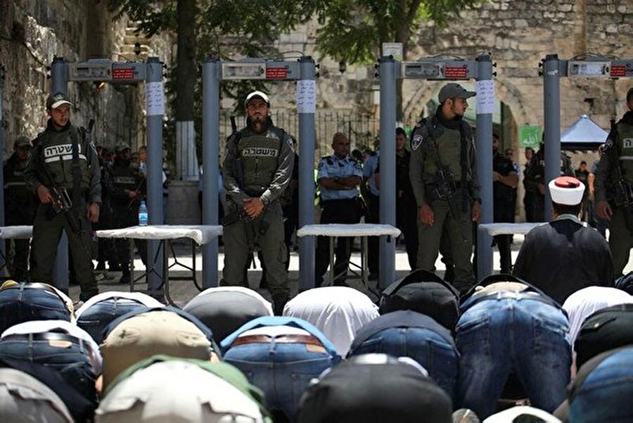 Mescid-i Aksa’nın kapılarına metal dedektör kurdular

                                    
                                    
                                    
                                    
                                    
                                    İsrailin işgalci polisleri, üç gündür ibadete kapalı tuttuğu Mescid-i Aksa'nın kapılarına metal dedektörleri kurdu. Bu duruma Filistinliler ve diğer ülkelerden çok büyük tepki geldi. Müslümanların haklarını gasp ettiğini belirten Müslümanlar metal detektörden geçmeyi reddettiler. Yurt içi ve yurt dışından birçok tepki geldi, protesto yürüyüşleri düzenlendi.
                                
                                
                                
                                
                                
                                