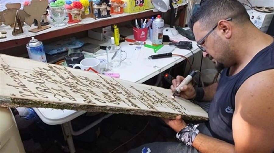 Her türlü malzemeye yazı yazıyor