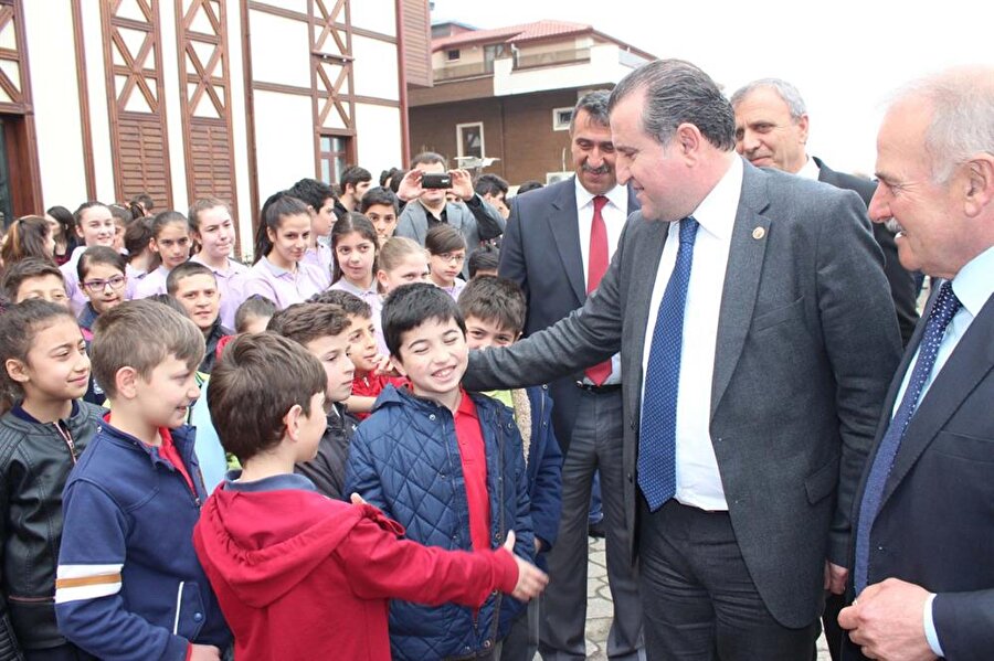 Öğrencilik döneminde Tahtakale’de seyyar tezgâhlarda satış da yaptı, öğrencilere özel matematik, fizik ve kimya dersleri de verdi.