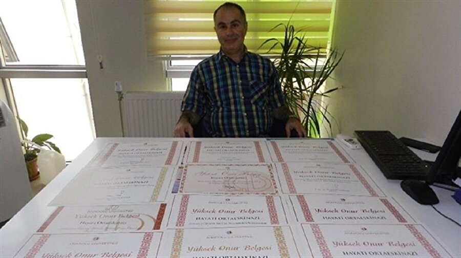 Bartın’da özel bir sağlık kuruluşunda Beyin ve Sinir Hastalıkları Cerrahisi bölümünde görevli Uzman Doktor Hayati Ortaeskinazi (53) 1990 yılında mezun olduğu İstanbul Üniversitesi Tıp Fakültesinin ardından eğitim hayatını sonlandırmayarak tam 10 üniversite daha bitirdi. Ortaeskinazi ayrıca okullarının tamamını onur ve yüksek onur belgesi ile tamamladı.
İktisat, Büro Yönetimi, Turizm Otelcilik, İşletme, Laborant...
Tıp Fakültesi eğitimin ardından askerlik görevini yapan Ortaeskinazi, ardından ilk olarak uzmanlık diplomasını aldı. Daha sonra Eskişehir Anadolu Üniversitesi’nde İktisat bölümünü de bitiren Ortaeskinazi, aynı üniversitede sırasıyla, Büro Yönetimi, Turizm Otelcilik, İşletme, Laborant ve Veteriner Sağlık, Halkla İlişkiler ve Tanıtım, Fotoğrafçılık ve Kameramanlık ve adalet bölümlerini tamamlayarak diplomalarını aldı.
Ortaeskinazi, ayrıca Açıköğretim Fakültesi’ne devam ederken, Bartın Üniversitesi ile Zonguldak Bülent Ecevit Üniversitesi tarafından ortak yürütülen Fen Bilimleri Enstitüsü Biyoloji Anabilim Dalı tezli yüksek Lisans bölümünü de tamamlayarak, mesleki yaşantısına yönelik eğitimlerine de devam etti. Son olarak okuduğu Adalet bölümünü de bu yıl tamamlayan Ortaeskinazi, önümüzdeki yılda eğitime devam edeceğini belirtti
Ortaeskinazi, "Çok zevkli bir uğraş, keyifli bir yolculuk. İnsanın ufkunu genişletiyor. Bilmediğiniz birçok şeyi öğreniyorsunuz. Hayata yeni bakış açıları kazanıyorsunuz. Şimdiye kadar açık öğretimde 8 tane üniversite bitirdim. Toplam 11 üniversite diplomam var” dedi.
İlgi alanlarına göre bölümler tercih ediyor
‘Okumanın yaşı yok’ diyen Ortaeskinazi, “Her yaşta bu şekilde okumaya devam edebiliyorsunuz. Ben okumayı çok seviyorum. İlgi alanlarım var. Onlardan beğendiklerimi ve hoşuma gidenleri okuyorum. Bundan sonra da devam etmeyi düşünüyorum. Ömrüm elverirse birkaç üniversite daha bitirmeyi planlıyorum. Okuduğum bölümlerden bazıları, mesela iktisat, işletme, halkla ilişkiler ve adalet gibi bölümler esasında her vatandaşın bilgi sahibi olması gereken konular. Bunları akademik bir disiplinle, derslerini alarak, diplomasına sahip olarak öğrenmek ayrı bir zevk oluyor ” diye konuştu.
“Mutlaka 2’nci üniversite okunmalı”
Üniversite öğrencilerine de seslenen Ortaeskinazi, “İkinci üniversite kapsamında okudukları sırada bir açık öğretim programına da kaydolarak kendilerini geliştirebilirler. İkinci bir diploma alabilirler. Belki aldıkları bu diplomayı hiç kullanmayacaklar ama hayata bakışları zenginleşecektir. Dünyaya bakış açıları, olayları değerlendirme şekilleri çok yeni bir boyut kazanacaktır. Üniversite mezunu bütün insanlara da hayatları boyunca ikinci bir üniversiteye devam etmelerini öneririm. Onlarda yeni şeyler öğrenip, kendilerini geliştirecekler ve bundan büyük bir keyif alacaklardır” şeklinde konuştu.