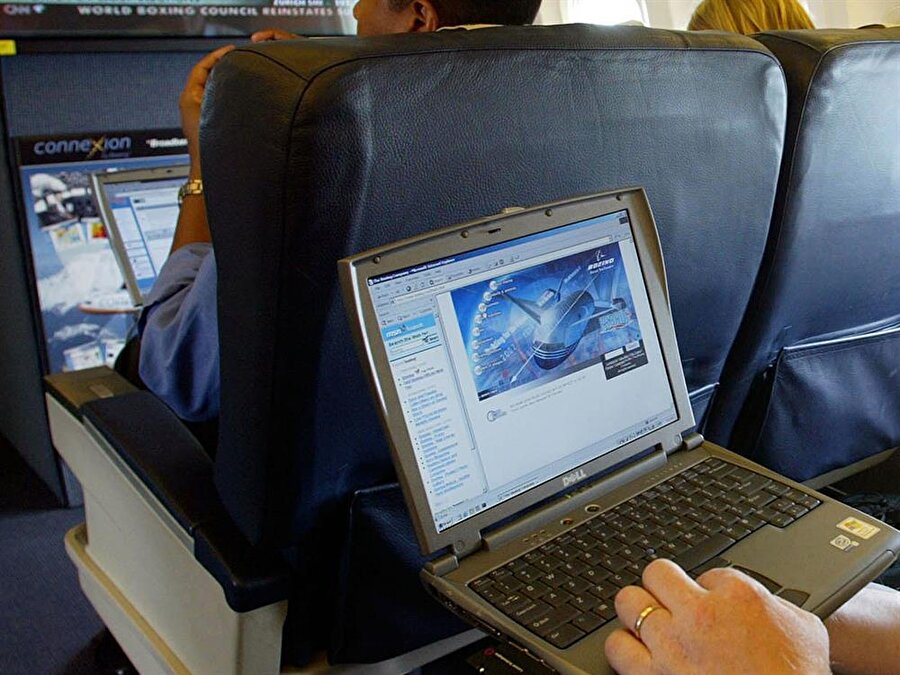 ABD, 4 ay önce getirdiği çoğunluğunu Müslümanların oluşturduğu ülkelerden kalkan ABD uçuşlarında dizüstü bilgisayarlar yasağını kaldırdı.

                                    
                                