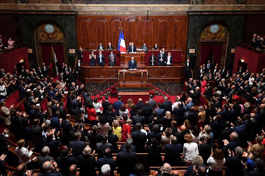 Fransa'da parlamentonun alt kanadında erkek milletvekillerinin ceket ve kravat ile genel kurula katılma zorunluluğu kalktı.

                                    
                                
