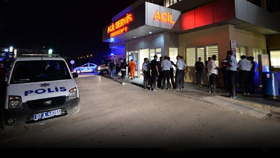 Antalya Kepez'de şakalaşan 2 polis memurundan birinin silahından çıkan kurşun sonucu, vurulduğu iddia edilen kadın polis memuru yaşamını yitirdi.