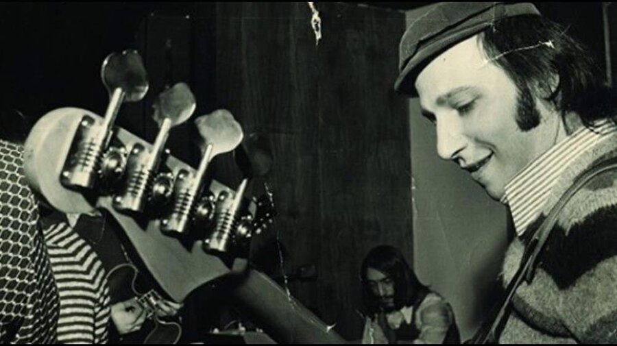 Onno Tunç Orkestrası'nda teklif alan Harun Kolçak, 7 yıl bas gitaristlik, vokalistlik ve solistlik yaptı.