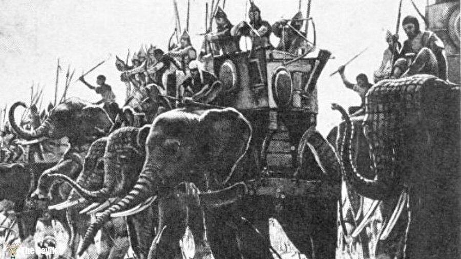 Beklenmeyen durumlar Osmanlı İmparatorluğu’nu yenilgiye uğrattı
Büyük savaş başladıktan sonra tahmin edilemeyen birkaç durum meydana geldi. Bunlardan birincisi Timur’un büyük filleri karşısında korkan Osmanlı askerlerini taşıyan atlar savaşın seyrini değiştiren bir etken oldu. Bunun yanında Osmanlı saflarında bulunan bazı askerler savaşın ortasında Timur’un safına geçerek dengeleri değiştirdi. Osmanlı ordusu önündeki düşmanı yenmeye çalışırken arkasındaki silah arkadaşlarının da saldırısına uğrayarak iki ateş altında kaldı. Savaş bittiğinde Osmanlı ordusu kaybetti, Yıldırım Bayezid ise esir düştü.