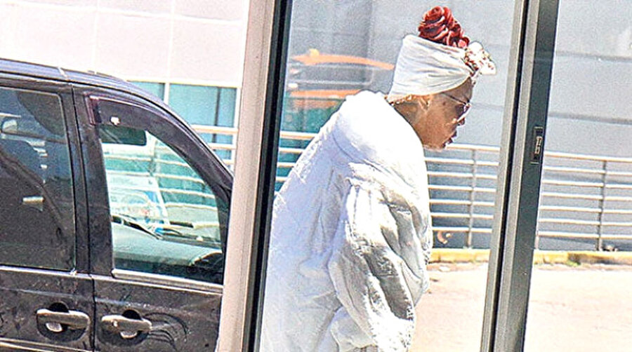 Kameralardan kaçamadı!
Makyajsız Diva yüzünün tamamı görüntülenmesin diye güneş gözlüklerini taksa da, kameralardan kaçamadı.