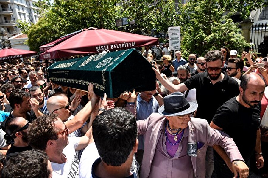 
                                    Kolçak'ın cenazesi defnedilmek üzere Bursa'nın Gemlik ilçesine götürüldü.
                                