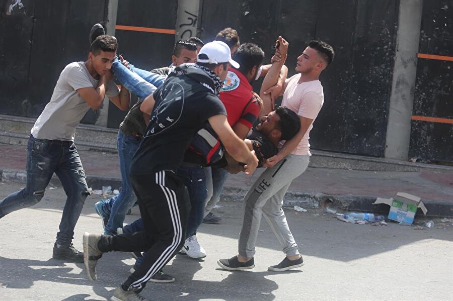 Filistin’de cuma namazı sonrası İsrail’in Aksa’yı işgali protesto edildi. Kudüs’teki protesto gösterisine İsrail’li askerler saldırdı. Saldırıda 1 Filistinli hayatını kaybetti.

                                    
                                