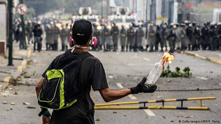 Venezuela'da genel grev sonrası çıkan olaylarda 2 kişi hayatını kaybetti. Devlet Başkanı Maduro, dün ülke genelinde başlatılan grevi ülke ekonomisine sabotaj olarak nitelendirdi.

                                    
                                