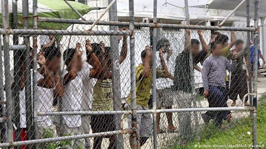 Avustralya hükümeti, Manus Adası'ndaki gözaltı merkezinde tutulan sığınmacılara tazminat ödemeyi kabul etti. Fiziksel ve psikolojik zarara uğrayan mültecilere 70 milyon dolar ödenecek.

                                    
                                