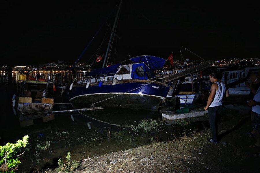 Yunanistan'ın İstanköy Adası'nda 2 kişi hayatını kaybetti

                                    Ege Denizi'nin Gökova Körfezi'nde meydana gelen 6,3 büyüklüğündeki depremde Yunanistan'ın İstanköy Adası'nda iki kişi hayatını kaybetti. Yunan devlet haber ajansı ANA-MPA'ya göre, adanın belediye başkanı Yorgos Kiriçis depremde iki kişinin hayatını kaybettiğini, çok sayıda kişinin ise yaralandığını bildirdi.
Yunan basınına göre, büyük hasarın yaşandığı depremde, adadaki Osmanlı dönemi eserlerinden Defterdar Camisi'nin de minaresi yıkıldı.
                                