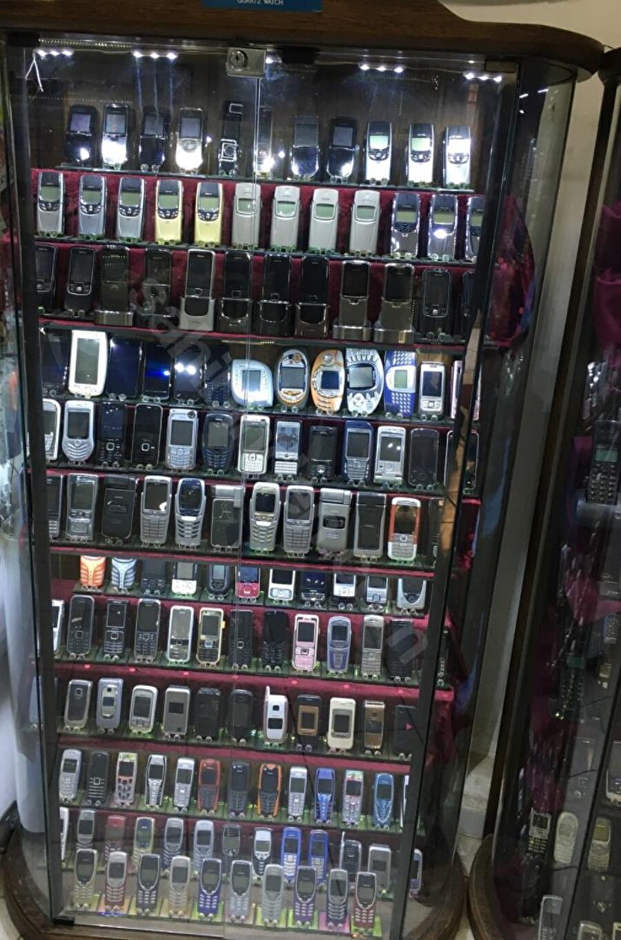 140 bin veren var!
Apple, BenQ Siemens, BlackBerry, General Mobile, HP, HTC, LG, Motorola, Nokia, Panasonic, Philips, Samsung, Sony Ericsson ve Toshiba gibi markaların telefonlarından oluşan 500 parçalık koleksiyona alıcı çok fazla; ancak henüz 200 bin TL veren yok. En yüksek fiyat veren 140 bin TL.