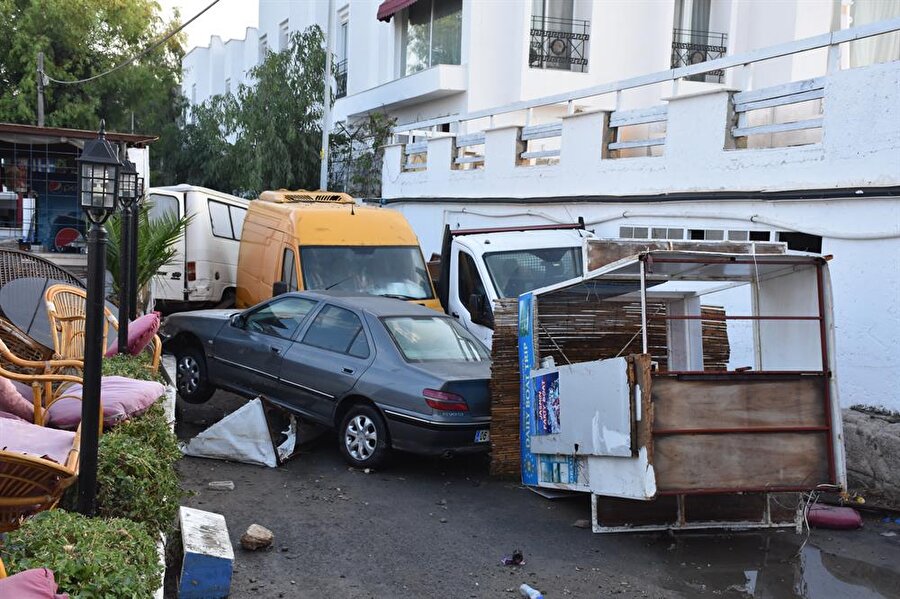 Depremin ardından 160 civarında artçı sarsıntı meydana geldi. Bunların en büyüğü 4.8 büyüklüğünde gerçekleşti.

                                    
                                    
                                    
                                
                                
                                