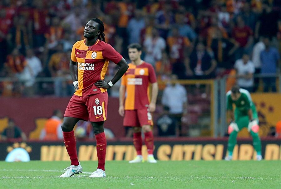 
                                    Gomis soyunma odasında hırsından ağlarken, Muslera sinirden oturduğu koltuğu yumrukluyordu. Whatsapp konuşmaları ise şu şekilde oldu...
                                