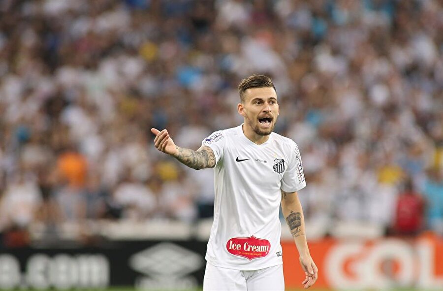 Fenerbahçeli taraftarlar Lucas Lima'yı bekliyor.