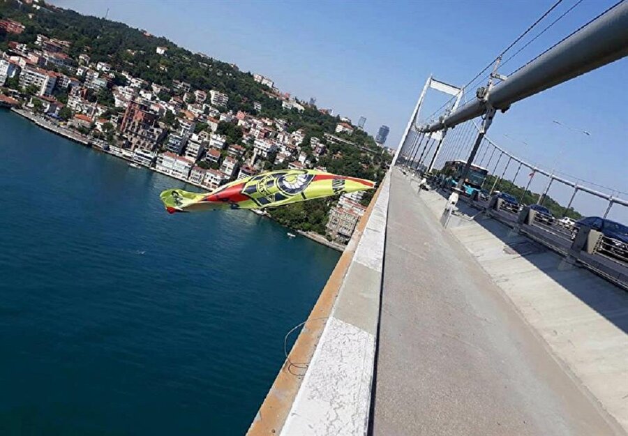 Evkur Yeni Malatyaspor bayrağı 15 Temmuz Şehitler Köprüsü'ne asıldı