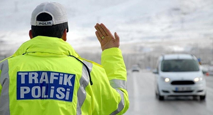 İstanbul'da düzenlenen "rüşvet" operasyonunda, kamyon ve mikserlerin ağır tonajlı yük taşımalarına ve yasak olan saatlerde trafiğe çıkmalarına izin verdiği öne sürülen 60 trafik polisinin de aralarında bulunduğu 102 kişi gözaltına alındı.

                                    
                                