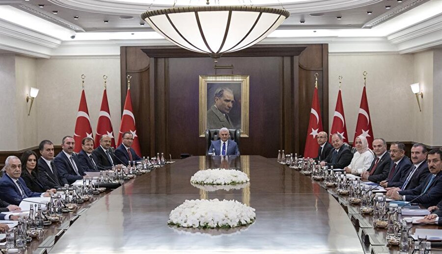 Kabinedeki revizyonun ardından yeni bakanlar kurulu, bugün Çankaya Köşkü'nde bir araya geldi. Kurul toplantısı sonunda Başbakan yardımcılarının da görevleri belli olacak.

                                    
                                