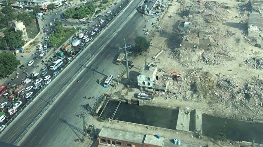 Pakistan'ın Lahor kentinde bombalı intihar saldırısında 16 kişi hayatını kaybetti. Komşu ülke Afganistan’ın başkentinde de patlama meydana geldi. Bombalı saldırıda 24 kişi hayatını kaybetti.
