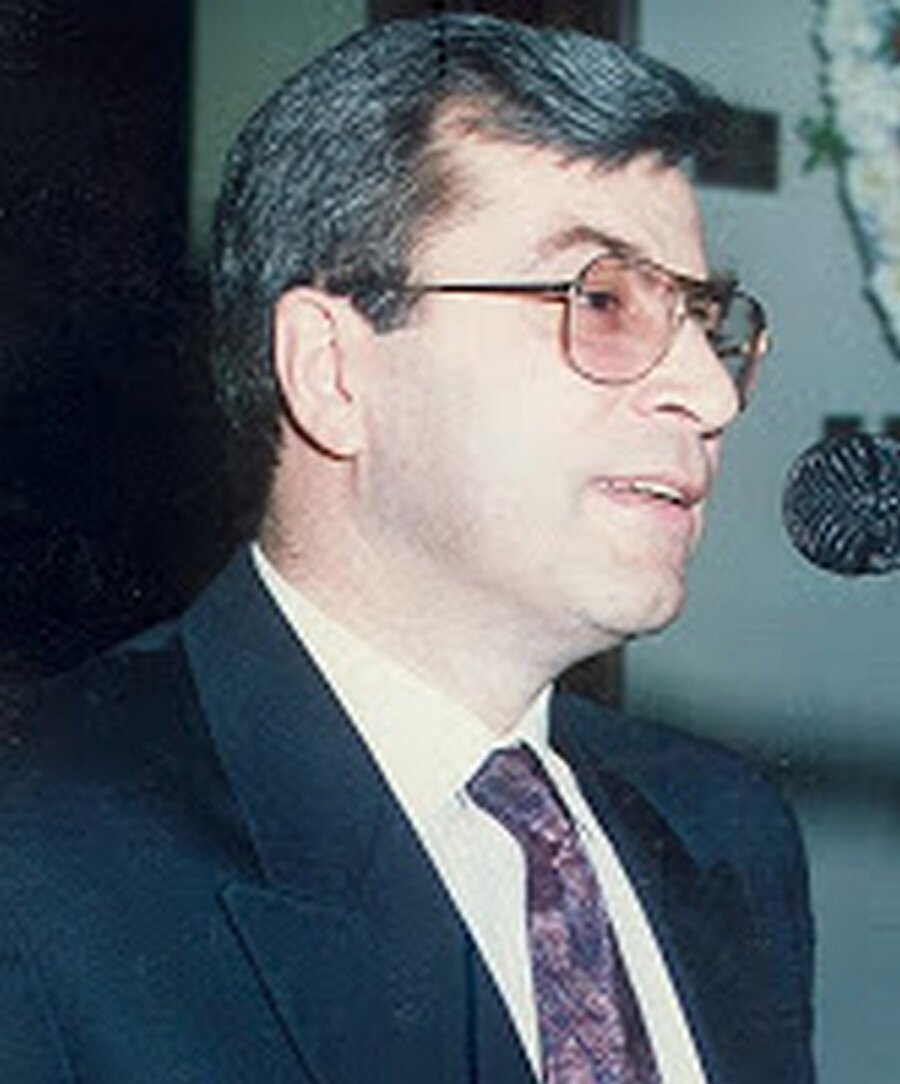 Mücadelesine bir an olsun bile ara vermeden devam eden Ahmet, 1989 yılında Batı Türkleri arasından seçilen ilk “bağımsız” milletvekili oldu. Ancak kısa bir süre sonra milletvekilliği iptal edildi.

                                    
                                    
                                    
                                    
                                    
                                
                                
                                
                                
                                