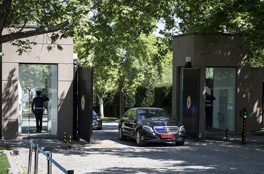 ​Başbakan Binali Yıldırım başkanlığında toplanan Bakanlar Kurulu'nda, kabine değişikliği sonrası başbakan yardımcılarının görev alanları ile hükümet sözcüsünün belirlenmesi bekleniyor. 