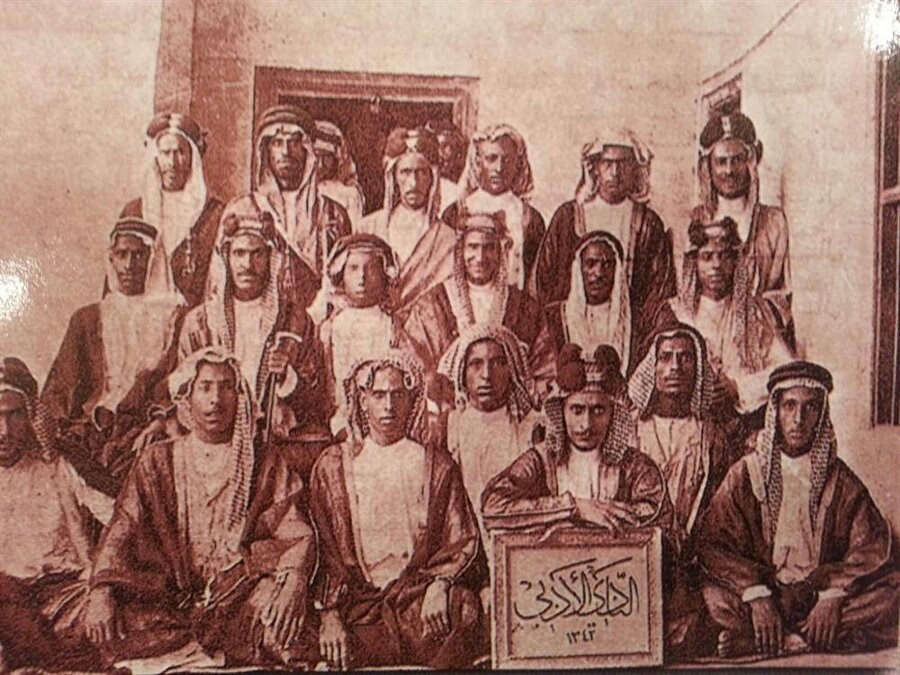 Kuveyt Devleti’nin temelleri 1756 yılında El Sabah ailesi tarafından kurulan Kuveyt Emirliği’ne dayanmaktadır.

                                    
                                    
                                    
                                    
                                    
                                
                                
                                
                                
                                