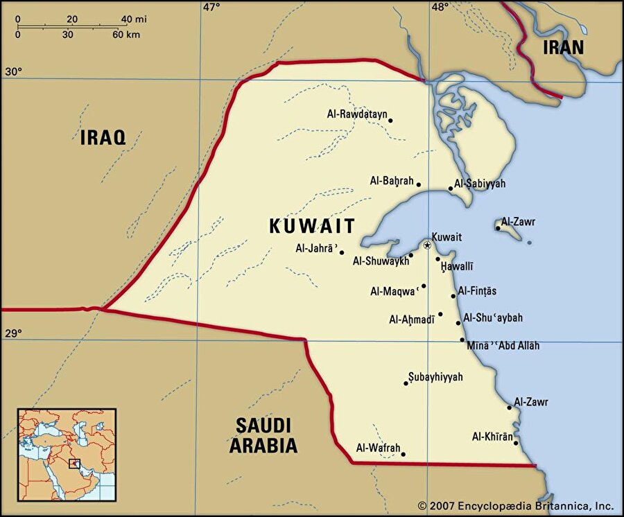 Yaklaşık 18 bin km2’lik yüz ölçümüne sahip olan ülke, kuzeyinde Irak, güneyinde ise Suudi Arabistan ile komşudur. Bu küçük devletin doğusunda Basra Körfezi bulunmaktadır.

                                    
                                    
                                    
                                    
                                
                                
                                
                                