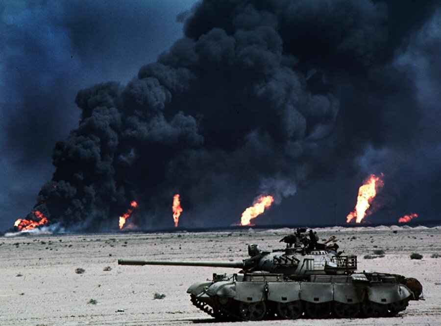 1990’da Saddam yönetimindeki Irak’ın işgaline uğrayan körfezin en zengin ülkelerinden Kuveyt, bir yıl sonra ABD’nin “Çöl Fırtınası Harekatı” ile işgalden kurtuldu.

                                    
                                    
                                    
                                    
                                    
                                
                                
                                
                                
                                