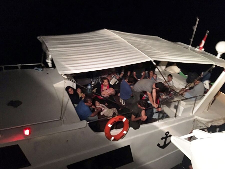 113 göçmenin bulunduğu tekneden son anda kurtuldular