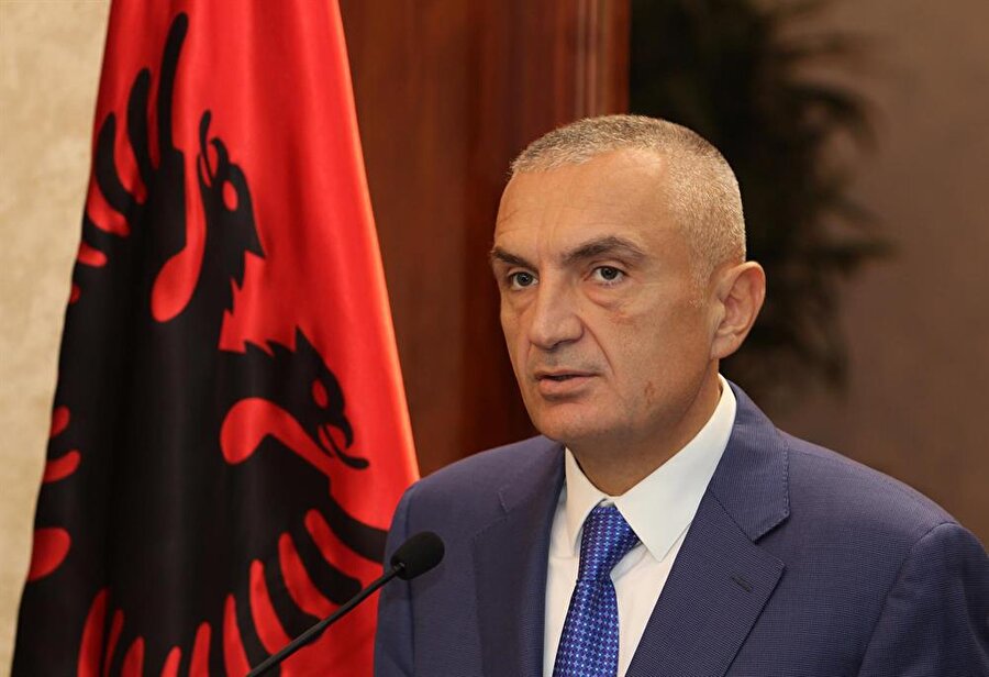 Arnavutluk'ta 28 Nisan'da düzenlenen ve muhalefet partilerinin katılmadığı cumhurbaşkanlığı seçiminin dördüncü turunda sonuca varıldı. Arnavutluk'un 7. Cumhurbaşkanı İlir Meta oldu.

                                    
                                