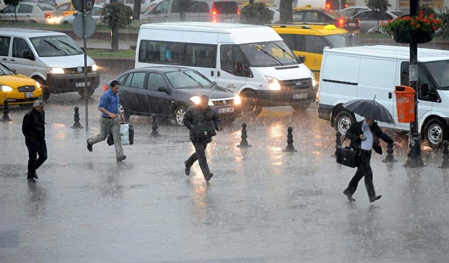 Meteoroloji Genel Müdürlüğünden yapılan son değerlendirmeye göre Perşembe akşamı ve Cuma günü İstanbul’da yağış olacak.
