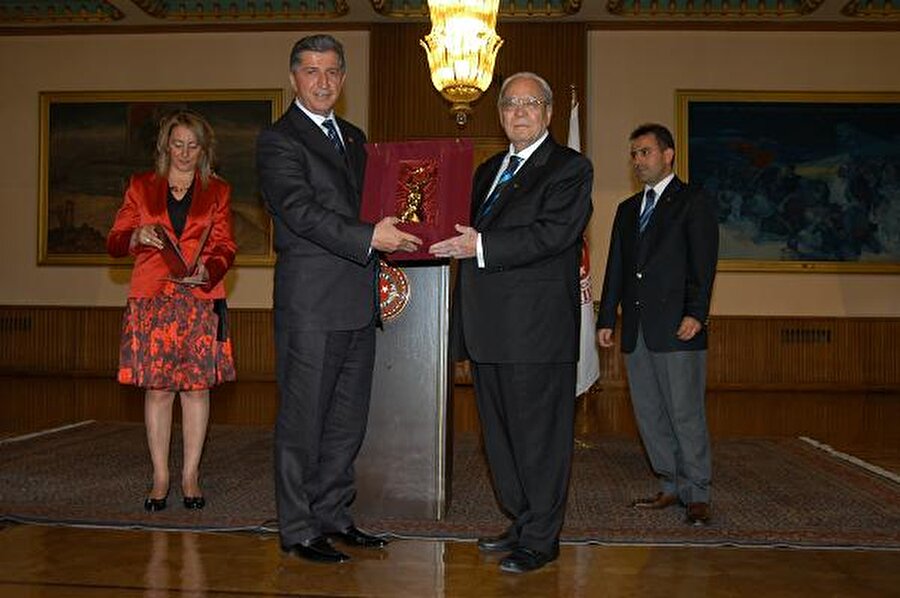 Birçok ülke, kurum ve kuruluşun ödül ve nişan takdim ettiği İnalcık, 2005’te "Cumhurbaşkanlığı Kültür ve Sanat Büyük Ödülü" ve 2008’de “TBMM Onur Ödülü”nü aldı. 2012’de Uluslararası Türk Kültürü Teşkilatının (TÜRKSOY) onur madalyasına layık görüldü. 

                                    
                                    
                                    
                                    
                                    
                                    
                                    
                                    
                                
                                
                                
                                
                                
                                
                                
                                