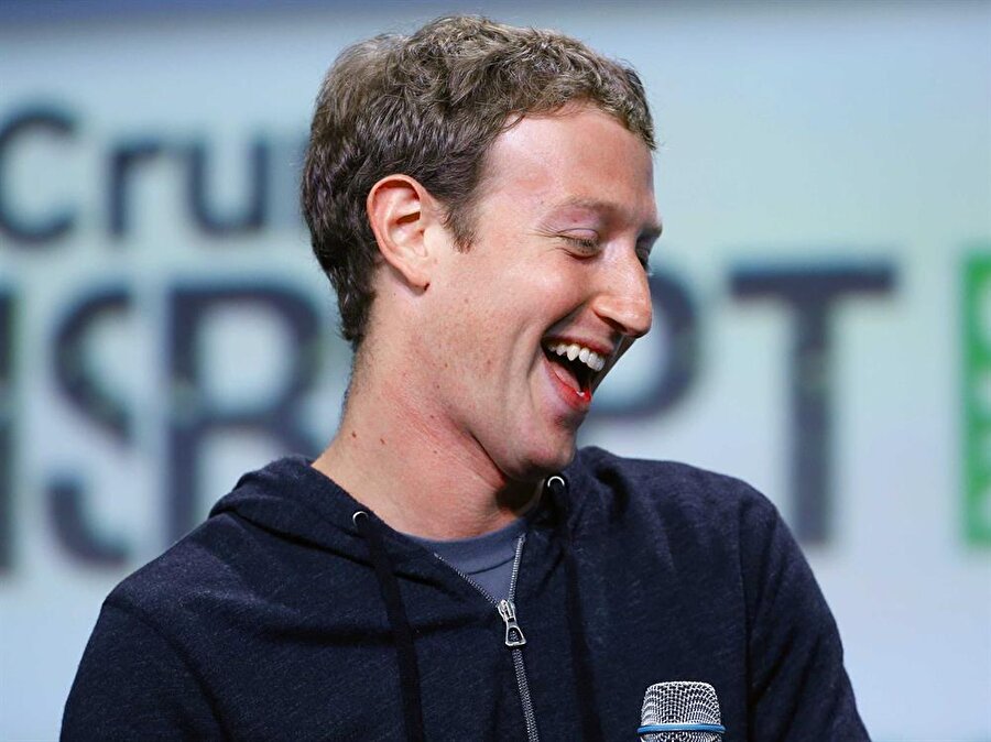 Mark Zuckerberg, Facebook'un kurucusu ve CEO'su

                                    
                                    
                                    Düz vites Volkswagen hatchback kullanıyor.
                                
                                
                                
