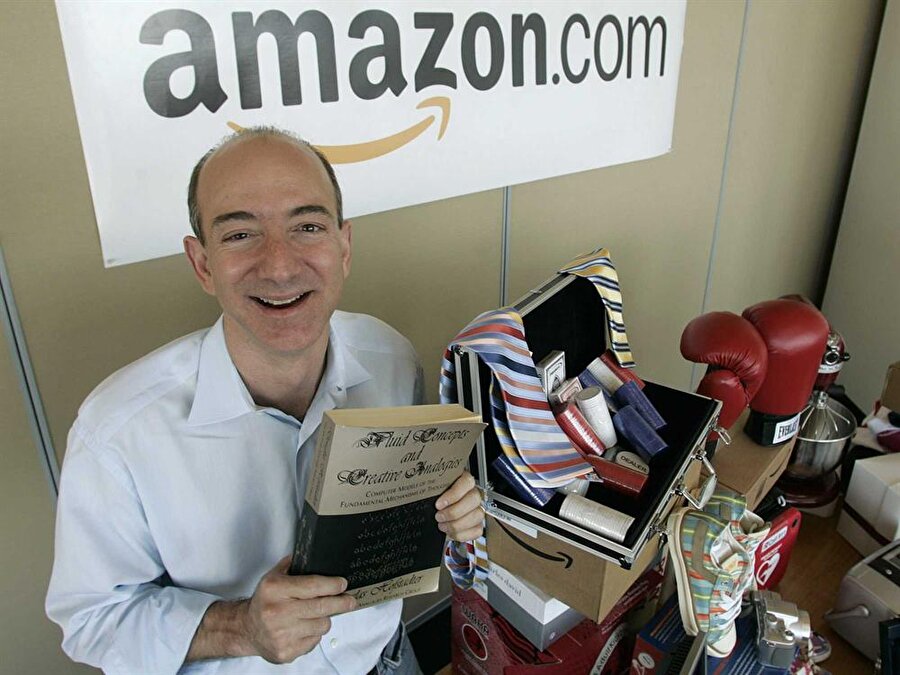 Amazon'un kurucusu Jeff Bezos'un 2005 yılına ait bir fotoğrafı. Bu aralar oldukça bol gömlekler tercih ediyordu galiba. 

                                    
                                    
                                
                                