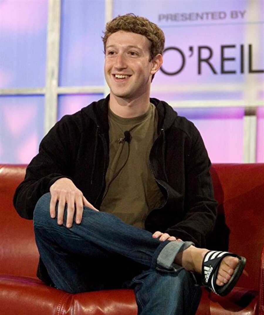 Mark Zuckerberg'in yurt odalarındaki fotoğraflarını öğrencilik yılları sayıp normal karşılayabiliriz ama bir dönem adidas terliklerle gezmesinin savunulacak yanı yok gibi. 

                                    
                                    
                                
                                