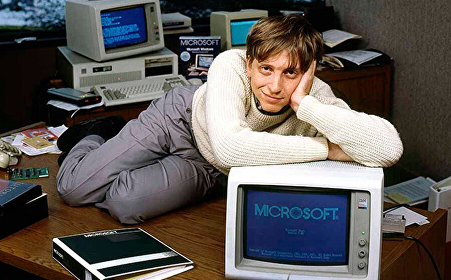 Microsoft kurucusu Bill Gates ise öğrencilik yıllarında, genellikle duygusal biri olarak fotoğraflanmış. 

                                    
                                    
                                
                                