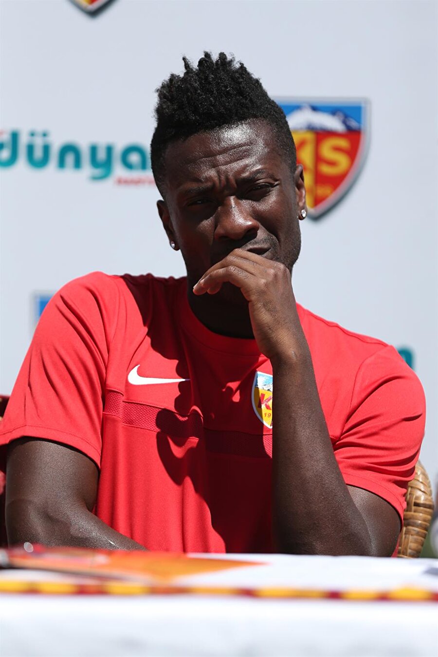 Asamoah Gyan'dan mutlusu yok.