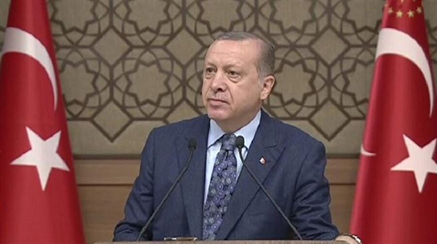 Cumhurbaşkanı Recep Tayyip Erdoğan, Külliye’de katıldığı bir toplantıda YÖK’e seslenerek "Ülkemdeki rektörlerimizden de ricam var, YÖK Başkanımız ile de bunu konuşuyorum, Allah aşkına şu yardımcı doçentlik olayı nedir? Şunu bir gözden geçirin. Yardımcı doçentlikle ön kesiyoruz" ifadelerini kullandı.
