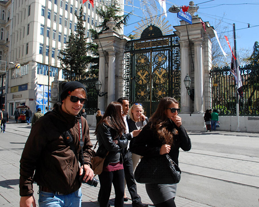 Almanya, Avrupa’dan Türkiye’ye en fazla ziyaretçi gönderen birinci, Türkiye’ye gelen turist sayısında da üçüncü sırada yer alıyor.

                                    Ülkeler için önemli döviz kaynağı olarak gösterilen yabancı turist konusunda Almanya’nın varlığı hissediliyor. Alman turistler, uzun yıllar boyunca Türkiye’ye en fazla ziyaret edenler arasında birinci sıradaydı. Son zamanlarda bunda düşme olsa da 2017’nin ilk 5 ayında 863 bin 572 kişi ile Almanya en çok ziyaretçi gönderen üçüncü ülke oldu. 
                                