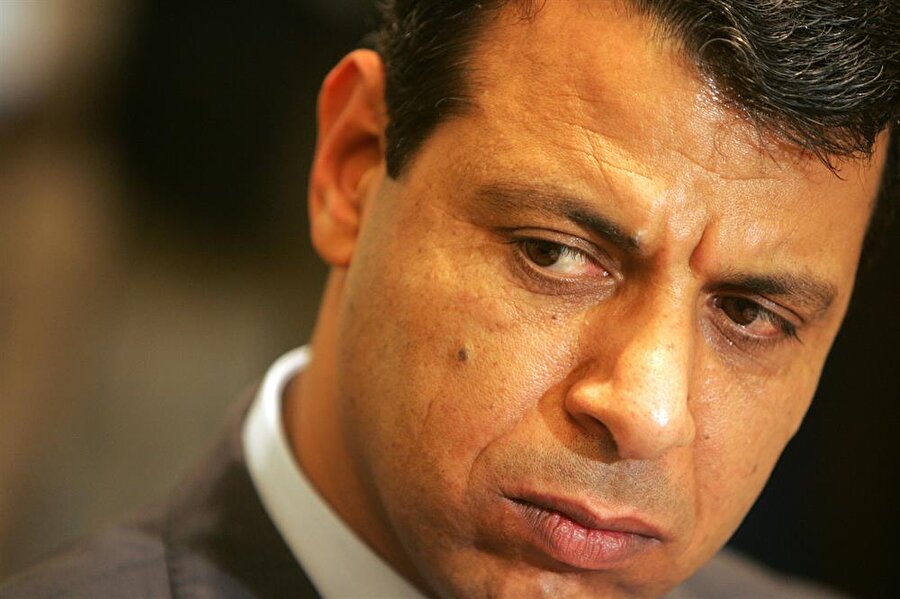 Dahlan’ın televizyonu 15 Temmuz gecesi provokasyona imza attı
15 Temmuz darbe girişimin yaşandığı gece Dubai merkezli Al Arabiya ve Sky News Arabic, darbe girişiminin başarılı olduğu yönünde haberler servis etmişti. Aynı kanallar Cumhurbaşkanı Erdoğan’ın ülkeden kaçtığını iddia eden haberlere yer vermişlerdi. Birleşik Arap Emirlikleri ise darbe girişiminin başarısız olduğunun anlaşılmasından 16 saat sonra darbeyi kınayan bir açıklama yapmıştı. Aynı zamanda geçtiğimiz günlerde FETÖ’nün elebaşı Fethullah Gülen, Dahlan’ın televizyonuna röportaj vermişti.