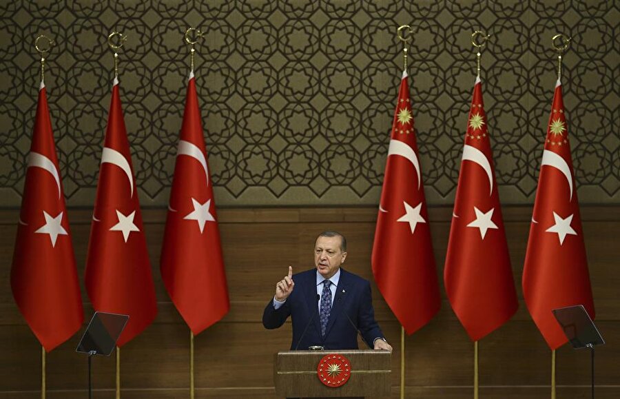 Cumhurbaşkanı Recep Tayyip Erdoğan, TBMM tatili öncesinde Ak Partili milletvekillerine yaptığı konuşmasında “Bizim için tatil, milletle beraber olmaktır. Yorulan varsa kenara çekilsin” talimatını verdi.
