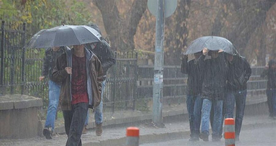 Meteorolojinin son tahminlerine göre bugün akşam saatlerinde Marmara Bölgesi başta olmak üzere yurdun bazı kesimlerinde gök gürültülü sağanak yağış etkili olacak.
