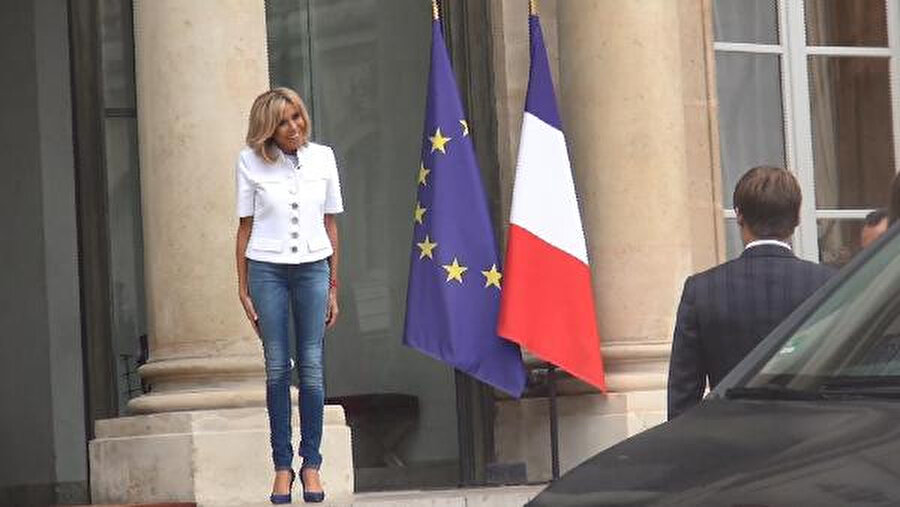 First Lady karşıladı!
Ünlü şarkıcı Rihanna, Elysee Sarayı'nda Cumhurbaşkanı Emmanuel Macron ile bir araya geldi. Ancak Cumhurbaşkanı Emmanuel Macron, şarkıcıyla birlikte görüntü vermedi.


Rihanna, First Lady Brigitte Macron tarafından Elysee Sarayı merdivenlerinde karşılandı.