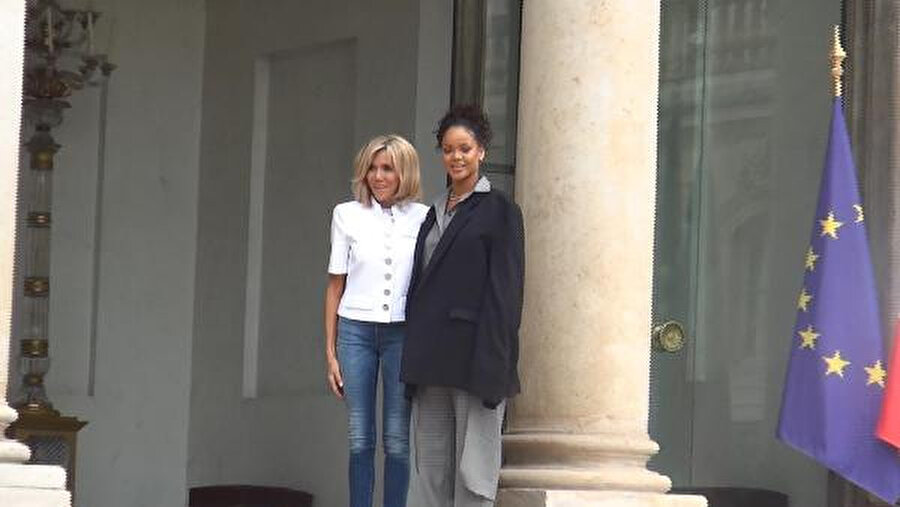 Birlikte poz verdiler
Rihanna Elysee Sarayı'ndan ayrılmadan insani yardım fonuna atıfta bulunarak, "Eğitimle ilgili küresel düzeyde konuştuk, Eylül ayında büyük açıklamalar yapılacak ve Ekim ayında Afrika'da daha fazla çalışma yapacağız" dedi.
