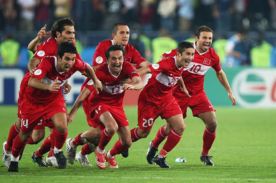 Türkiye milli takımının Euro 2008'de ilk dörde kalması

                                    
                                    
                                
                                