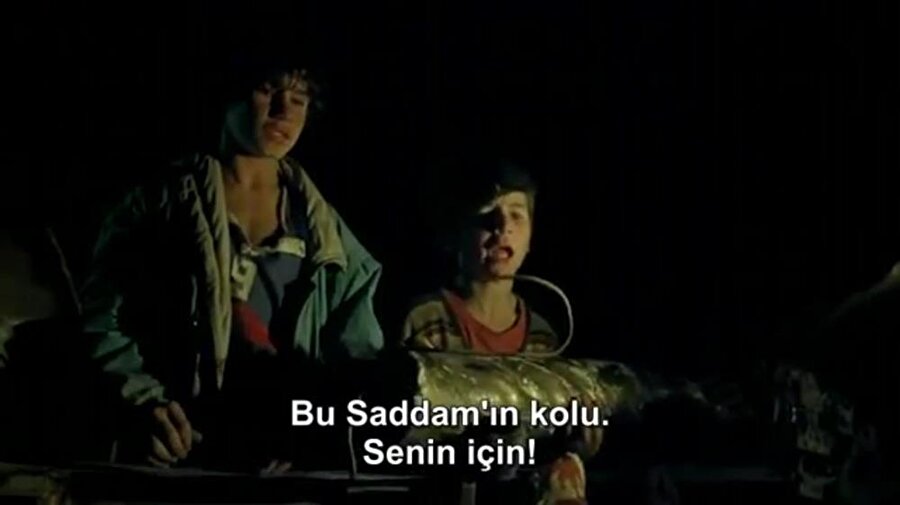 Kaplumbağalar Da Uçar (Turtles Can Fly) 2004 - Behmen Kubadi

                                    
                                    + Satellite ! İyisin ya ?

 - Bu nedir?

 + Bu Saddam'ın kolu. Senin için! Çok önemli olduğunu söylediler. Bunu almak içim tüm mayınlarımı sattım. Amerikalılar çok pahalı olduğunu söylediler.

 - Onların dilini nereden öğrendin ?

 + Sen öğrettin ya! 
                                
                                