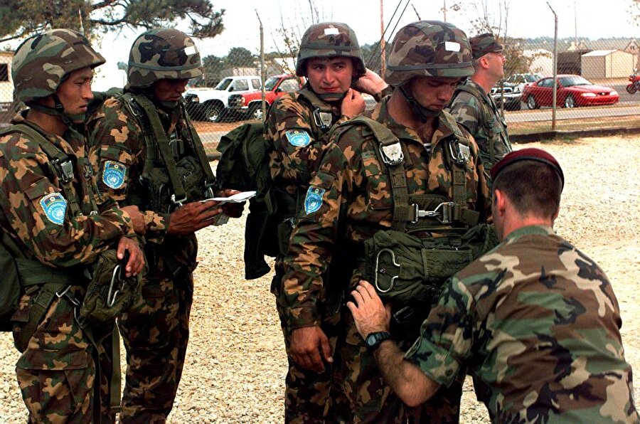 Yapılan anlaşmaya göre Özbekistan askerleri ve subaylarının Türk askeri ve eğitim kurumlarında eğitim kurslarına katılacağı bildirildi.

                                    
                                    
                                
                                