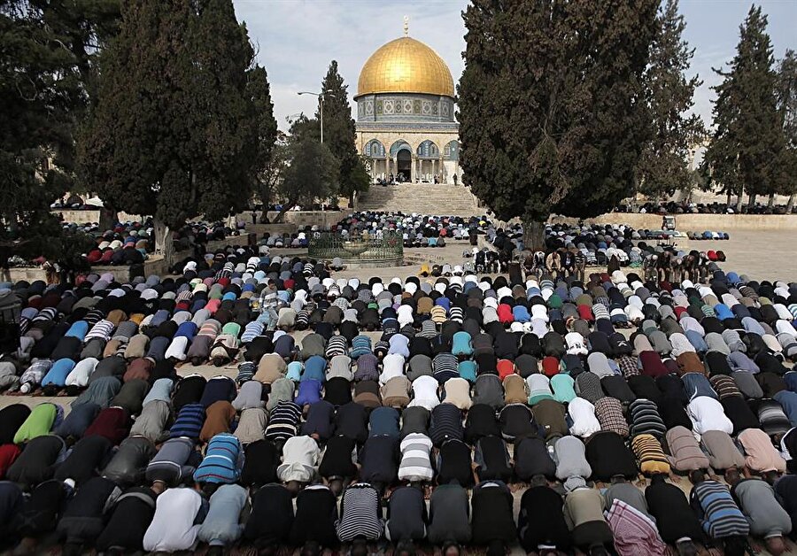 İsrail, Mescid-i Aksa’da cuma namazı kılmak isteyen 50 yaşın altındaki Müslümanların girişine izin vermedi.

                                    
                                    
                                
                                