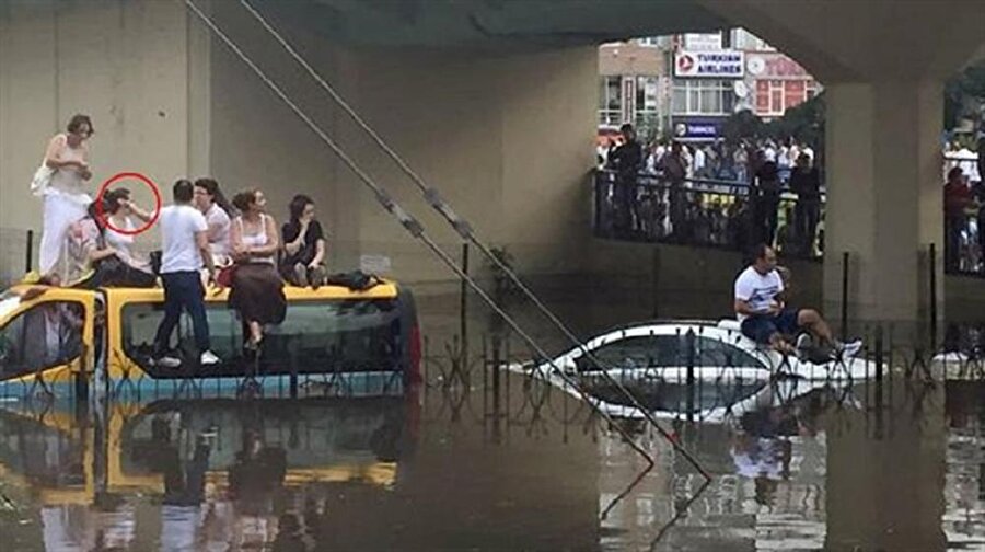 İstanbul'da dün yaşanan afet sırasında Aksaray'da objektiflere yansıyan bir kare büyük tartışmalara neden oldu.