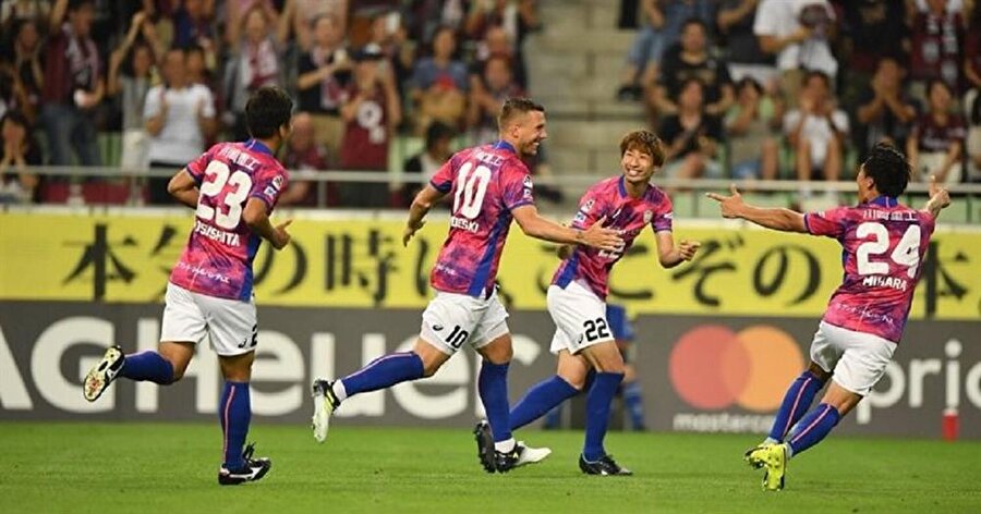 Podolski'den gollü başlangıç.